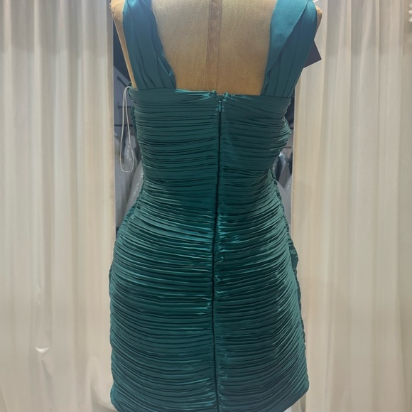 Emerald green bandage off-the-shoulder gown - Picture 2 of 4